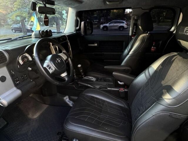 Серый Тойота ФЖ Крузер, объемом двигателя 4 л и пробегом 296 тыс. км за 24900 $, фото 2 на Automoto.ua