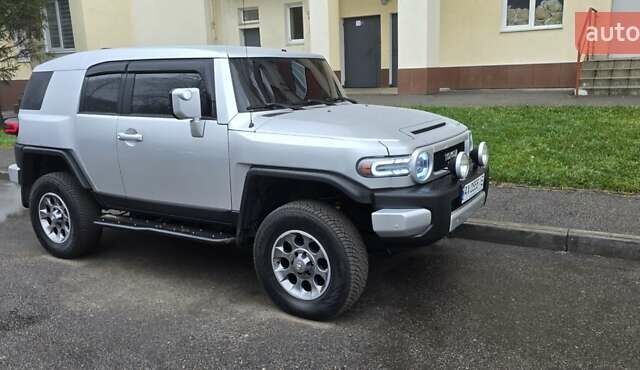 Серый Тойота ФЖ Крузер, объемом двигателя 3.96 л и пробегом 240 тыс. км за 20500 $, фото 3 на Automoto.ua