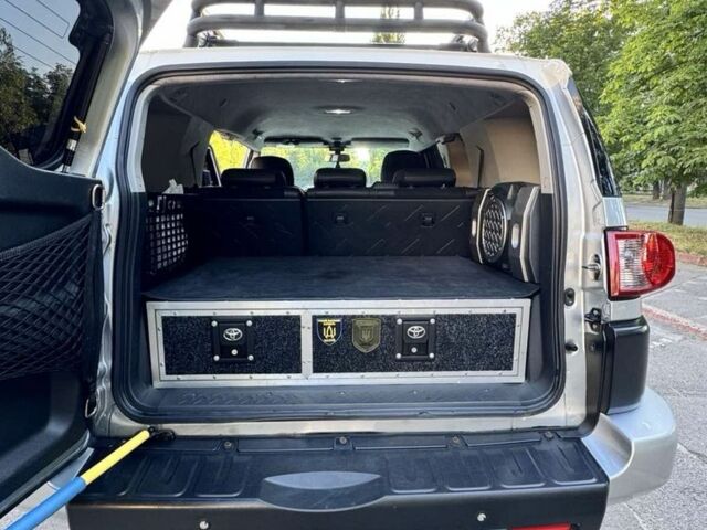 Серый Тойота ФЖ Крузер, объемом двигателя 4 л и пробегом 296 тыс. км за 24900 $, фото 1 на Automoto.ua