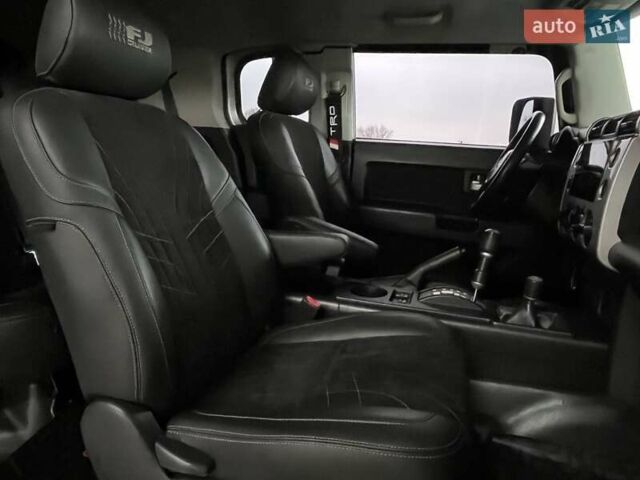 Серый Тойота ФЖ Крузер, объемом двигателя 3.96 л и пробегом 271 тыс. км за 26099 $, фото 25 на Automoto.ua