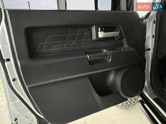 Серый Тойота ФЖ Крузер, объемом двигателя 3.96 л и пробегом 271 тыс. км за 26099 $, фото 20 на Automoto.ua