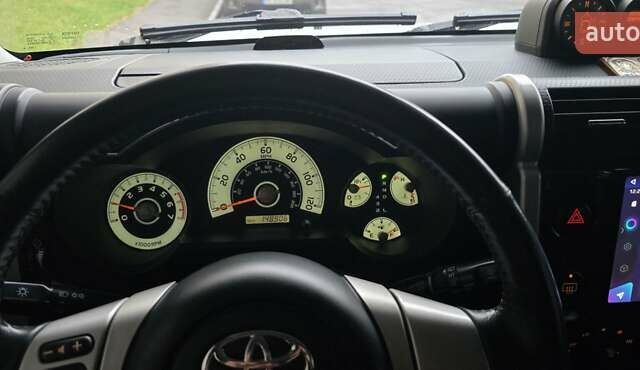 Серый Тойота ФЖ Крузер, объемом двигателя 3.96 л и пробегом 240 тыс. км за 20500 $, фото 4 на Automoto.ua