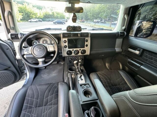 Серый Тойота ФЖ Крузер, объемом двигателя 4 л и пробегом 296 тыс. км за 24900 $, фото 6 на Automoto.ua