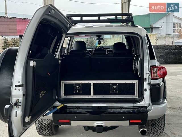 Серый Тойота ФЖ Крузер, объемом двигателя 3.96 л и пробегом 271 тыс. км за 26099 $, фото 40 на Automoto.ua