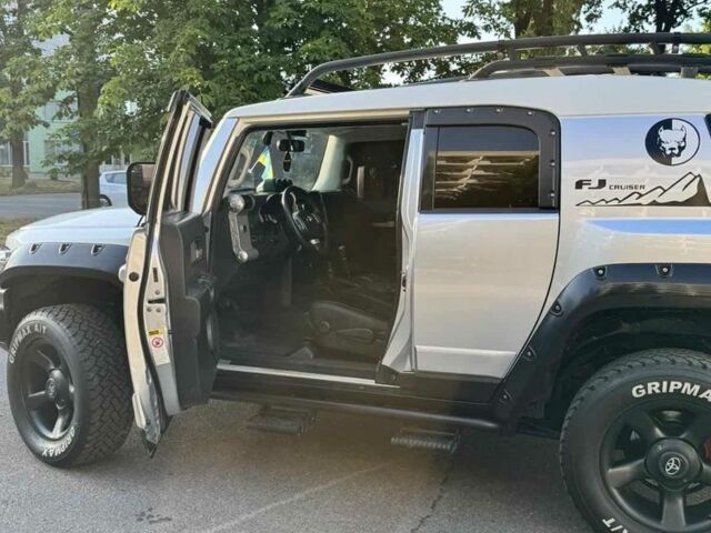 Серый Тойота ФЖ Крузер, объемом двигателя 4 л и пробегом 296 тыс. км за 24900 $, фото 3 на Automoto.ua