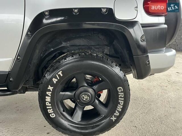 Серый Тойота ФЖ Крузер, объемом двигателя 3.96 л и пробегом 271 тыс. км за 26099 $, фото 12 на Automoto.ua