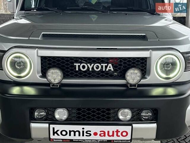 Серый Тойота ФЖ Крузер, объемом двигателя 3.96 л и пробегом 271 тыс. км за 26099 $, фото 4 на Automoto.ua