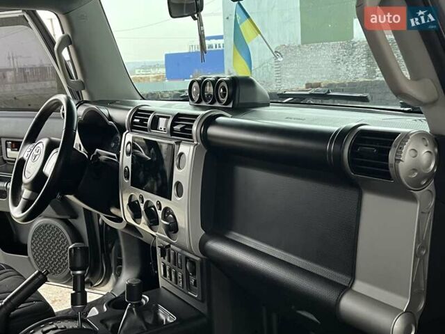 Серый Тойота ФЖ Крузер, объемом двигателя 3.96 л и пробегом 271 тыс. км за 26099 $, фото 28 на Automoto.ua