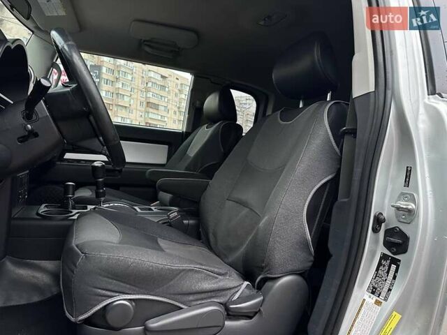 Серый Тойота ФЖ Крузер, объемом двигателя 3.96 л и пробегом 403 тыс. км за 18290 $, фото 8 на Automoto.ua