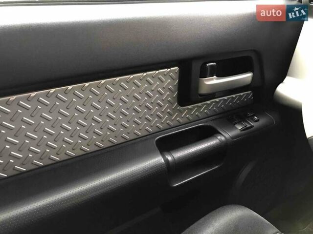 Серый Тойота ФЖ Крузер, объемом двигателя 4 л и пробегом 282 тыс. км за 28700 $, фото 15 на Automoto.ua
