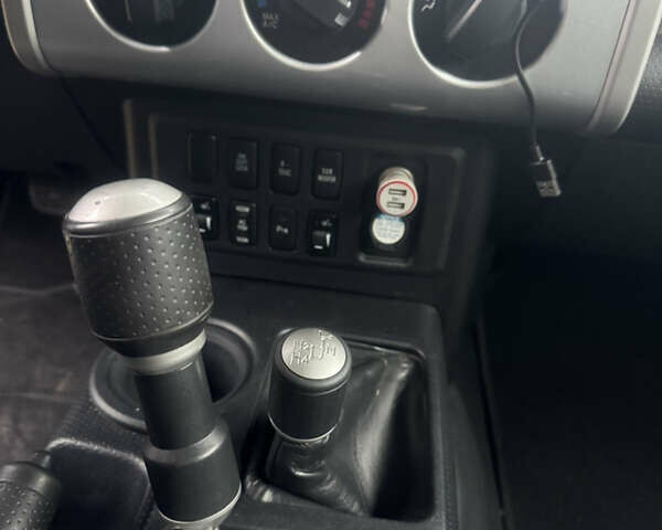 Серый Тойота ФЖ Крузер, объемом двигателя 3.96 л и пробегом 252 тыс. км за 18500 $, фото 11 на Automoto.ua