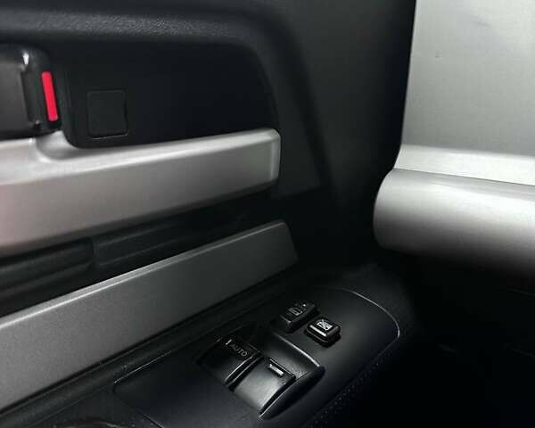 Серый Тойота ФЖ Крузер, объемом двигателя 3.96 л и пробегом 403 тыс. км за 18290 $, фото 15 на Automoto.ua