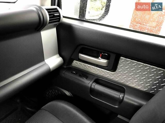 Серый Тойота ФЖ Крузер, объемом двигателя 4 л и пробегом 282 тыс. км за 28700 $, фото 14 на Automoto.ua