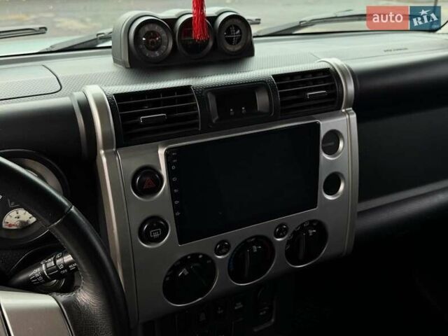 Серый Тойота ФЖ Крузер, объемом двигателя 3.96 л и пробегом 235 тыс. км за 19000 $, фото 14 на Automoto.ua