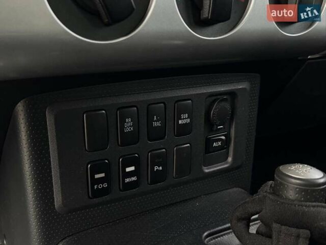 Серый Тойота ФЖ Крузер, объемом двигателя 3.96 л и пробегом 235 тыс. км за 19000 $, фото 15 на Automoto.ua