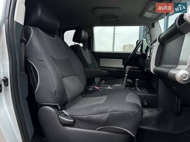 Серый Тойота ФЖ Крузер, объемом двигателя 3.96 л и пробегом 403 тыс. км за 18290 $, фото 11 на Automoto.ua