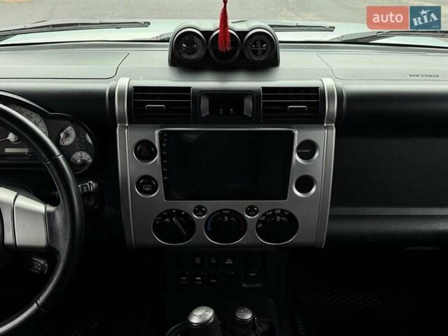 Серый Тойота ФЖ Крузер, объемом двигателя 3.96 л и пробегом 235 тыс. км за 19000 $, фото 12 на Automoto.ua