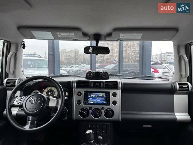 Серый Тойота ФЖ Крузер, объемом двигателя 3.96 л и пробегом 403 тыс. км за 18290 $, фото 12 на Automoto.ua