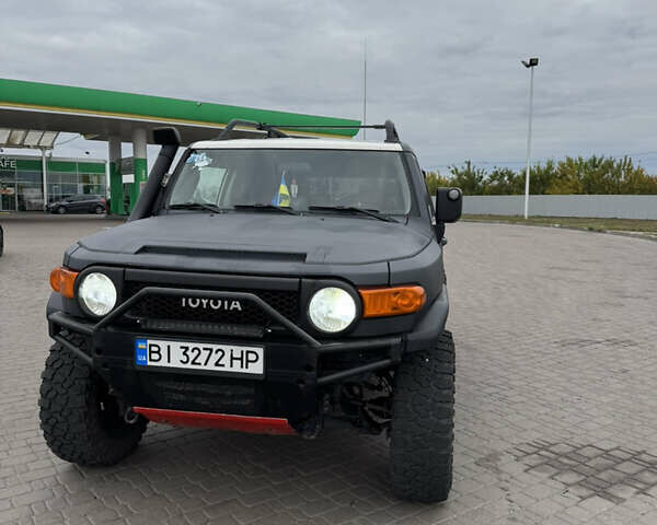 Серый Тойота ФЖ Крузер, объемом двигателя 3.96 л и пробегом 268 тыс. км за 23500 $, фото 1 на Automoto.ua
