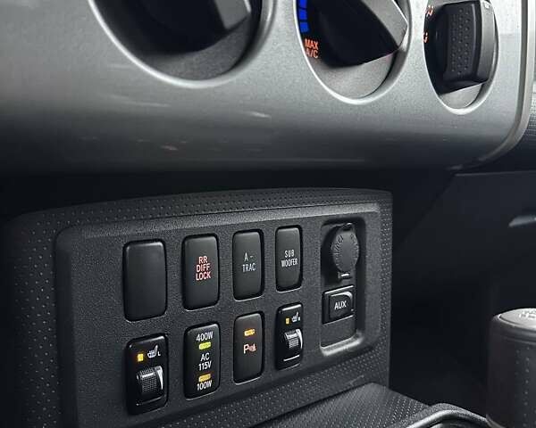 Серый Тойота ФЖ Крузер, объемом двигателя 3.96 л и пробегом 403 тыс. км за 18290 $, фото 23 на Automoto.ua