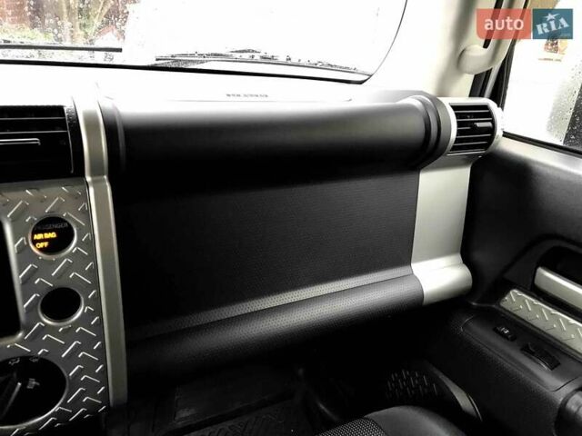 Серый Тойота ФЖ Крузер, объемом двигателя 4 л и пробегом 282 тыс. км за 28700 $, фото 13 на Automoto.ua