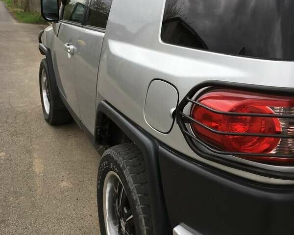 Серый Тойота ФЖ Крузер, объемом двигателя 4 л и пробегом 282 тыс. км за 28700 $, фото 3 на Automoto.ua