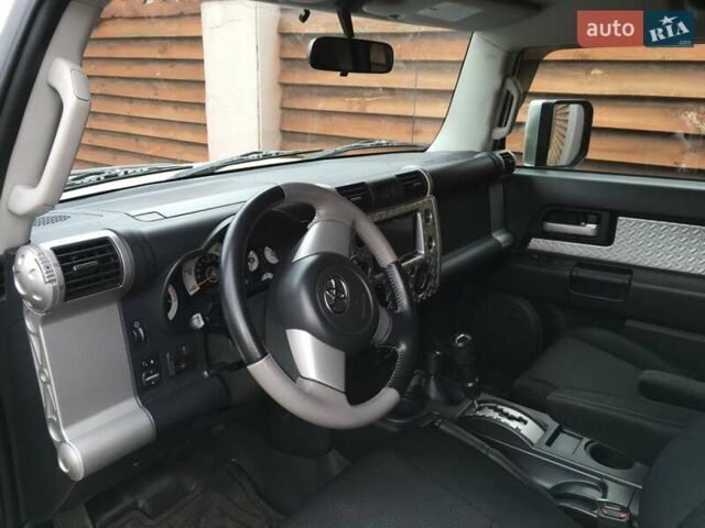 Серый Тойота ФЖ Крузер, объемом двигателя 4 л и пробегом 282 тыс. км за 28700 $, фото 7 на Automoto.ua