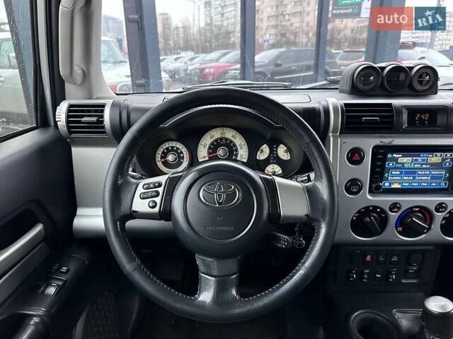 Серый Тойота ФЖ Крузер, объемом двигателя 3.96 л и пробегом 403 тыс. км за 18290 $, фото 14 на Automoto.ua