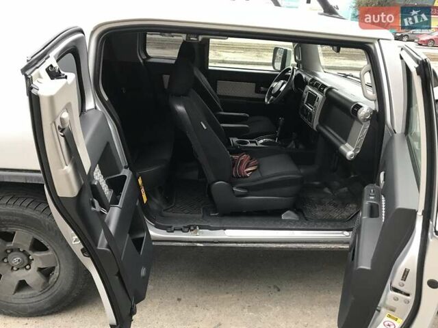 Серый Тойота ФЖ Крузер, объемом двигателя 4 л и пробегом 282 тыс. км за 28700 $, фото 22 на Automoto.ua