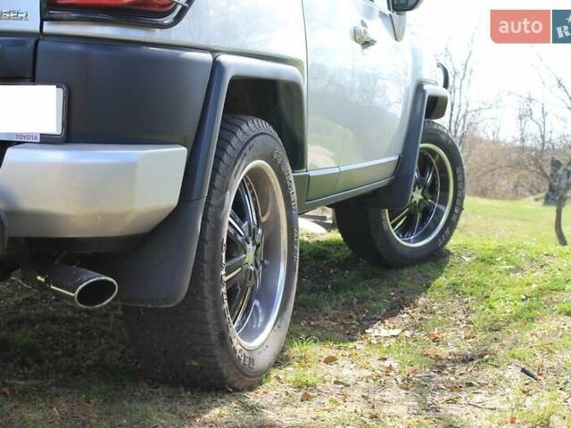Серый Тойота ФЖ Крузер, объемом двигателя 4 л и пробегом 282 тыс. км за 28700 $, фото 5 на Automoto.ua