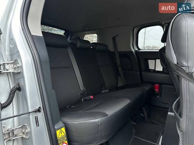 Серый Тойота ФЖ Крузер, объемом двигателя 3.96 л и пробегом 403 тыс. км за 18290 $, фото 10 на Automoto.ua