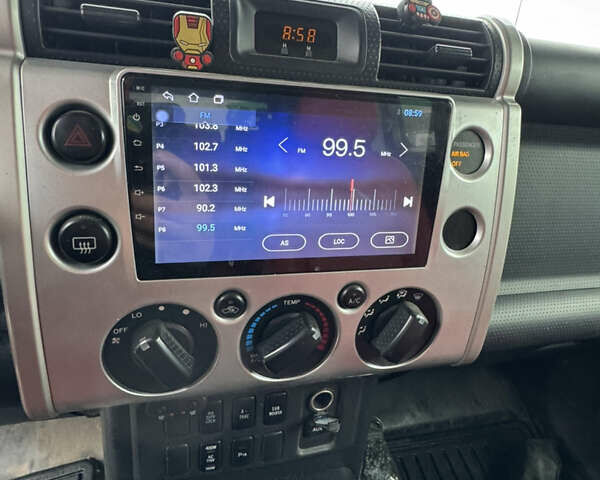 Серый Тойота ФЖ Крузер, объемом двигателя 3.96 л и пробегом 268 тыс. км за 23500 $, фото 9 на Automoto.ua