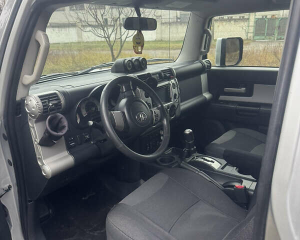 Серый Тойота ФЖ Крузер, объемом двигателя 3.96 л и пробегом 252 тыс. км за 18500 $, фото 6 на Automoto.ua