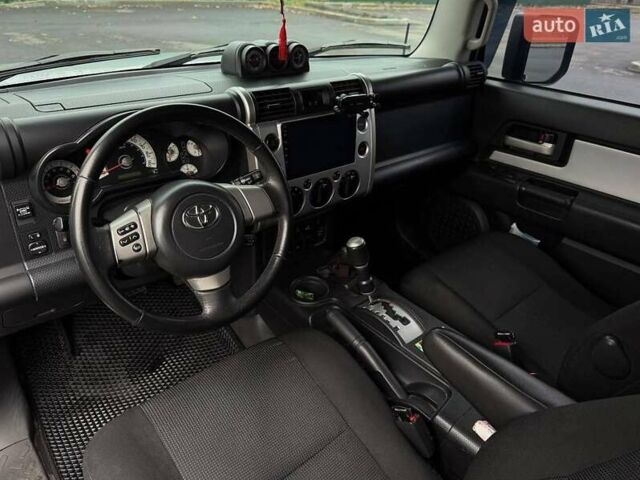 Серый Тойота ФЖ Крузер, объемом двигателя 3.96 л и пробегом 235 тыс. км за 19000 $, фото 7 на Automoto.ua
