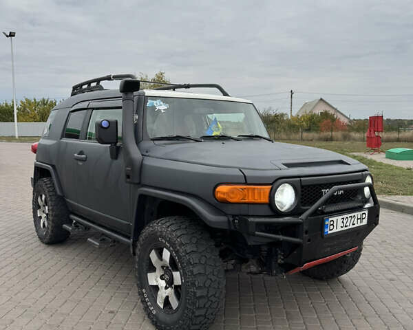 Серый Тойота ФЖ Крузер, объемом двигателя 3.96 л и пробегом 268 тыс. км за 23500 $, фото 2 на Automoto.ua