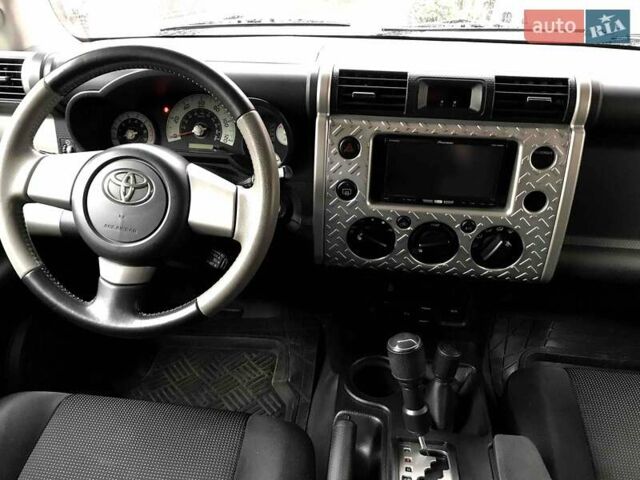 Серый Тойота ФЖ Крузер, объемом двигателя 4 л и пробегом 282 тыс. км за 28700 $, фото 9 на Automoto.ua