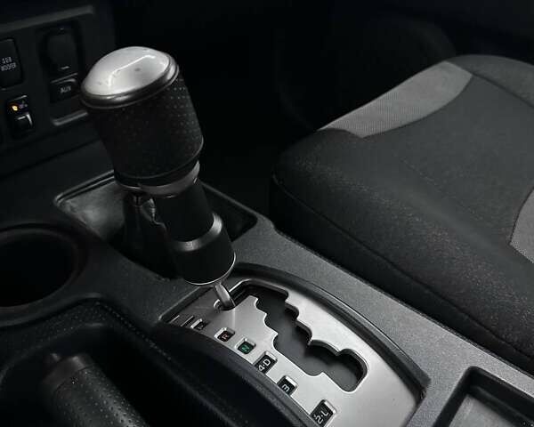 Серый Тойота ФЖ Крузер, объемом двигателя 3.96 л и пробегом 403 тыс. км за 18290 $, фото 21 на Automoto.ua