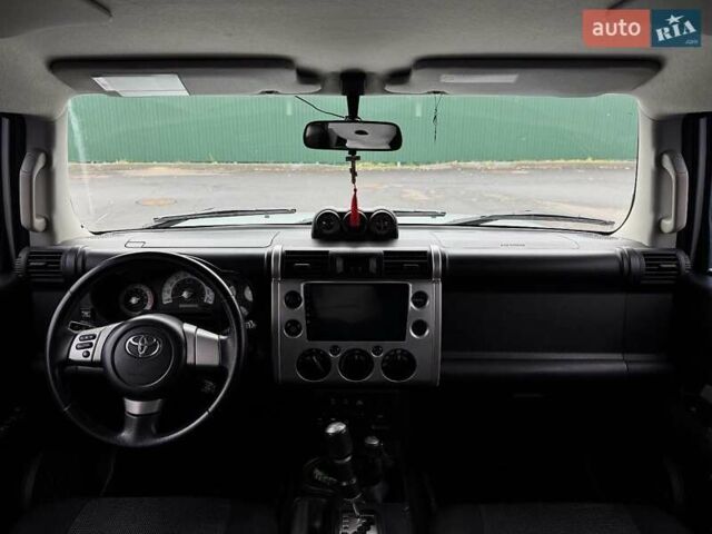 Серый Тойота ФЖ Крузер, объемом двигателя 3.96 л и пробегом 235 тыс. км за 19000 $, фото 10 на Automoto.ua