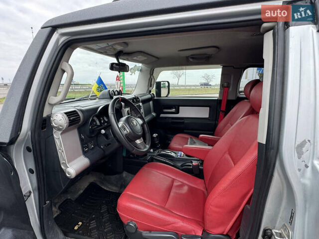 Серый Тойота ФЖ Крузер, объемом двигателя 3.96 л и пробегом 268 тыс. км за 23500 $, фото 6 на Automoto.ua