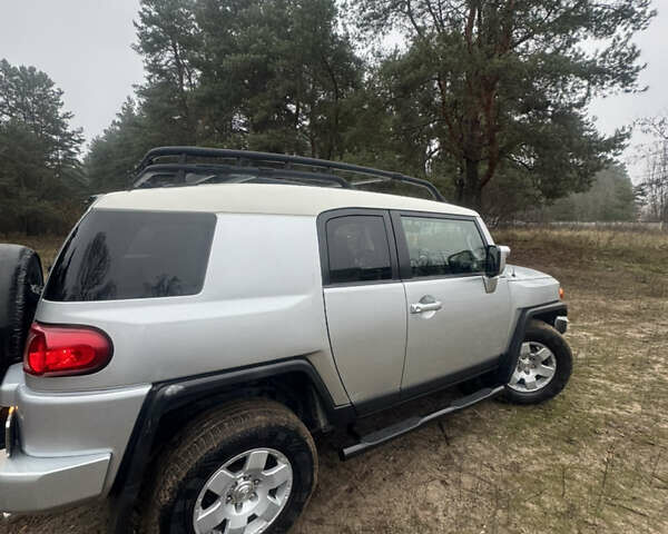 Серый Тойота ФЖ Крузер, объемом двигателя 3.96 л и пробегом 252 тыс. км за 18500 $, фото 3 на Automoto.ua