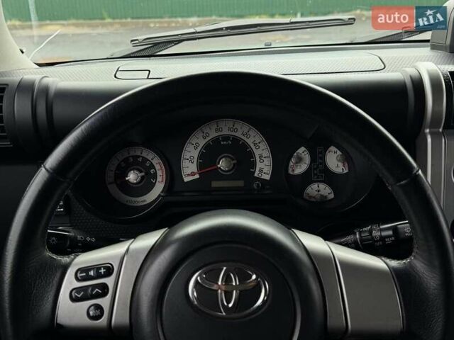 Серый Тойота ФЖ Крузер, объемом двигателя 3.96 л и пробегом 235 тыс. км за 19000 $, фото 11 на Automoto.ua