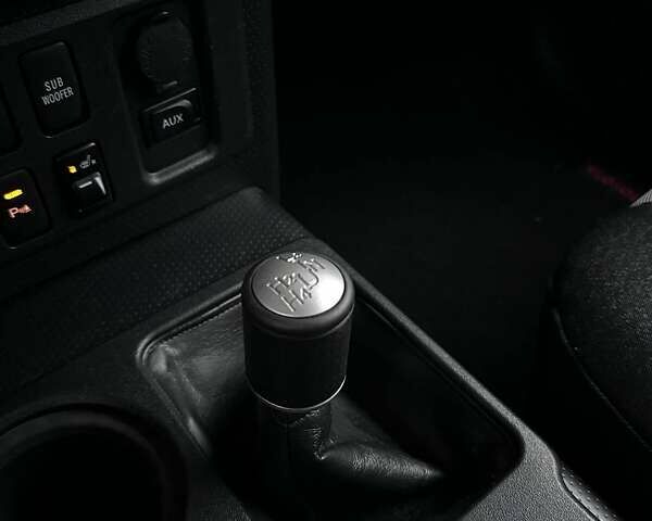 Серый Тойота ФЖ Крузер, объемом двигателя 3.96 л и пробегом 403 тыс. км за 18290 $, фото 22 на Automoto.ua