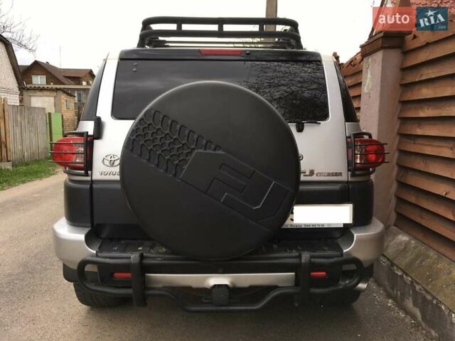 Серый Тойота ФЖ Крузер, объемом двигателя 4 л и пробегом 282 тыс. км за 28700 $, фото 2 на Automoto.ua