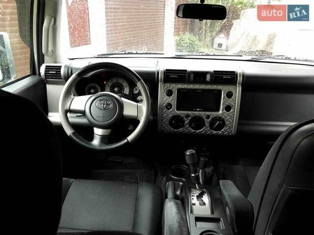 Серый Тойота ФЖ Крузер, объемом двигателя 4 л и пробегом 282 тыс. км за 28700 $, фото 17 на Automoto.ua