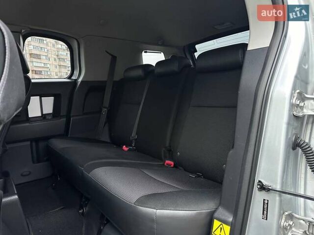 Серый Тойота ФЖ Крузер, объемом двигателя 3.96 л и пробегом 403 тыс. км за 18290 $, фото 9 на Automoto.ua