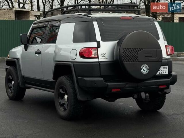 Серый Тойота ФЖ Крузер, объемом двигателя 3.96 л и пробегом 235 тыс. км за 19000 $, фото 2 на Automoto.ua