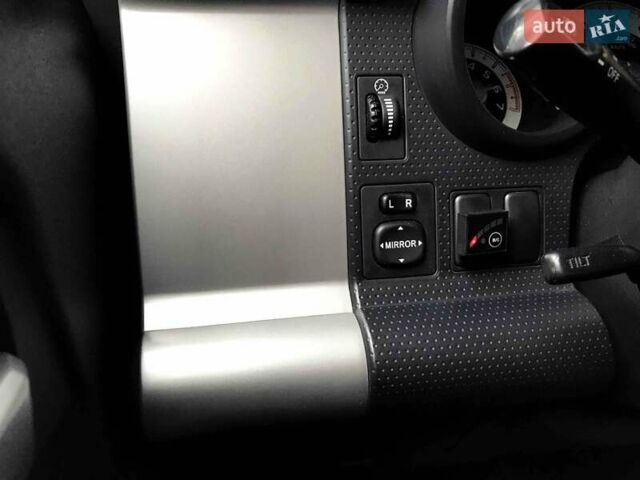 Серый Тойота ФЖ Крузер, объемом двигателя 4 л и пробегом 282 тыс. км за 28700 $, фото 12 на Automoto.ua