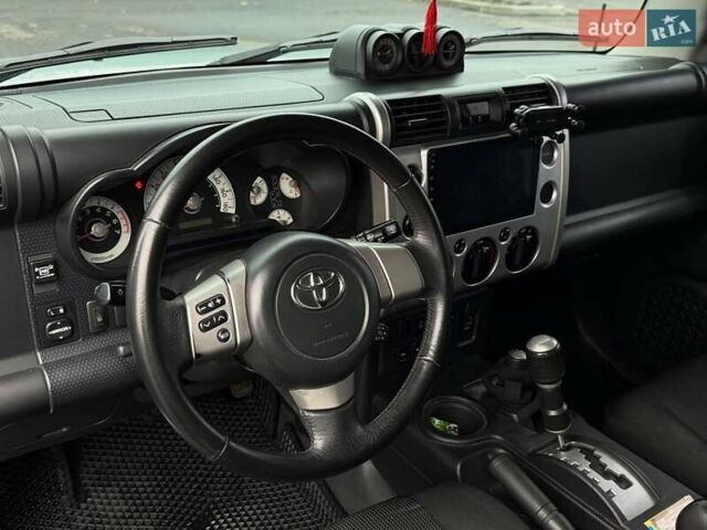 Серый Тойота ФЖ Крузер, объемом двигателя 3.96 л и пробегом 235 тыс. км за 19000 $, фото 8 на Automoto.ua