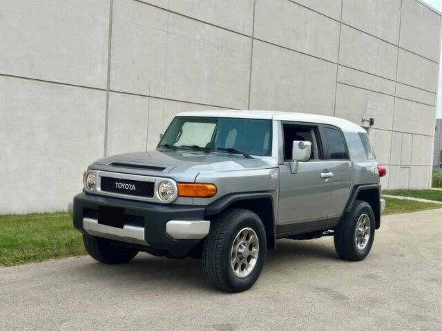 Серый Тойота ФЖ Крузер, объемом двигателя 4 л и пробегом 93 тыс. км за 8000 $, фото 2 на Automoto.ua