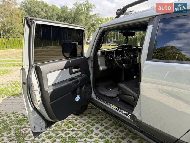 Серый Тойота ФЖ Крузер, объемом двигателя 3.96 л и пробегом 192 тыс. км за 38500 $, фото 7 на Automoto.ua